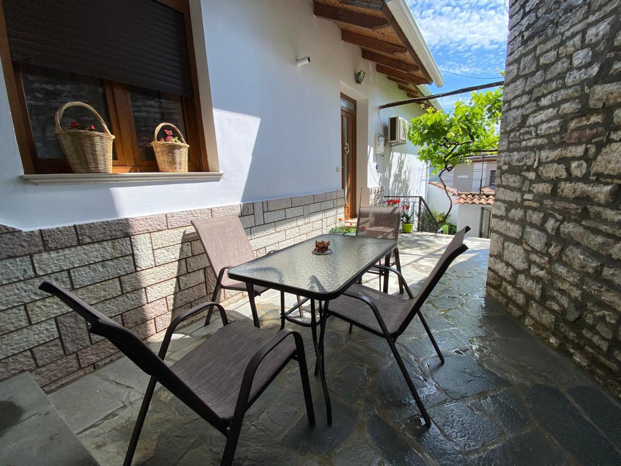 Gjirokastër Guest House Persa מראה חיצוני תמונה
